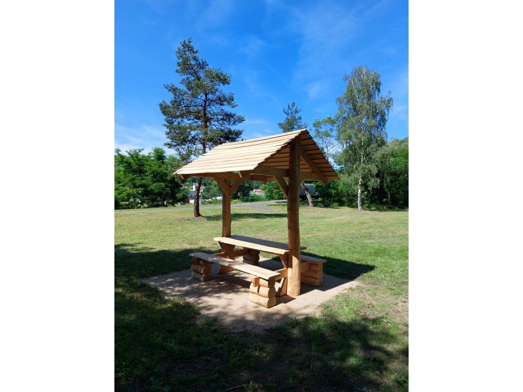 Akátový turistický přístřešek masiv