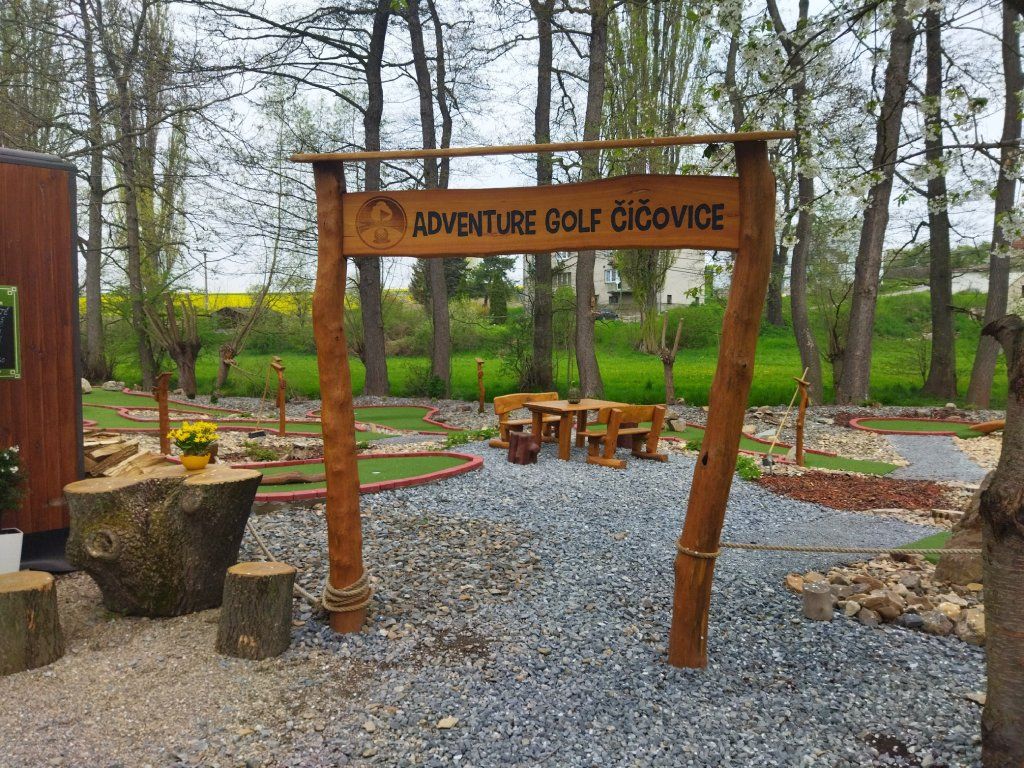 Akátová vstupní brána masiv