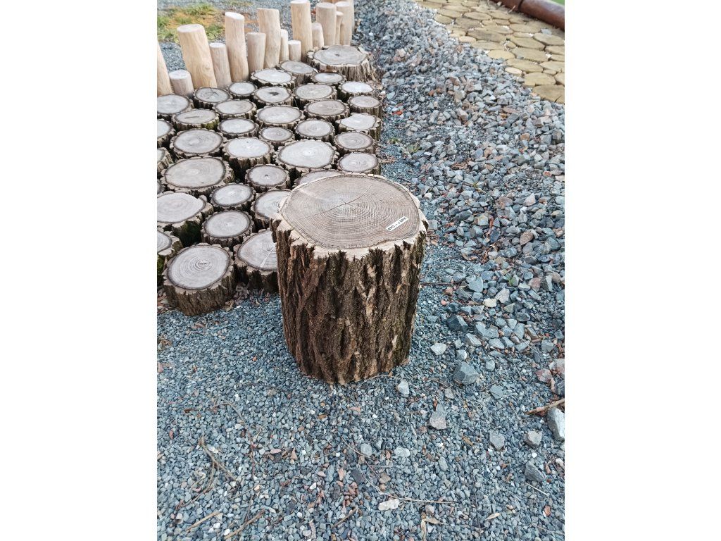 Detail akátového špalku s kůrou