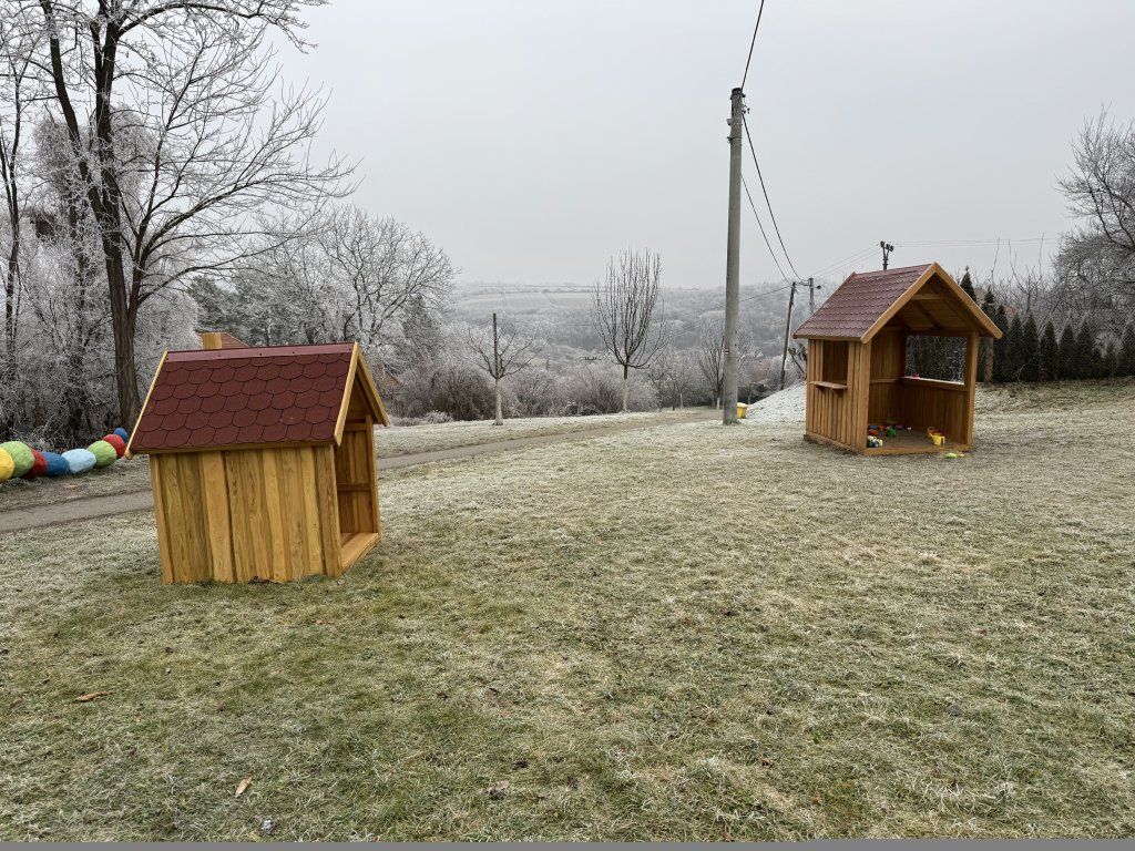 Akátový dětský domeček zahrada masiv