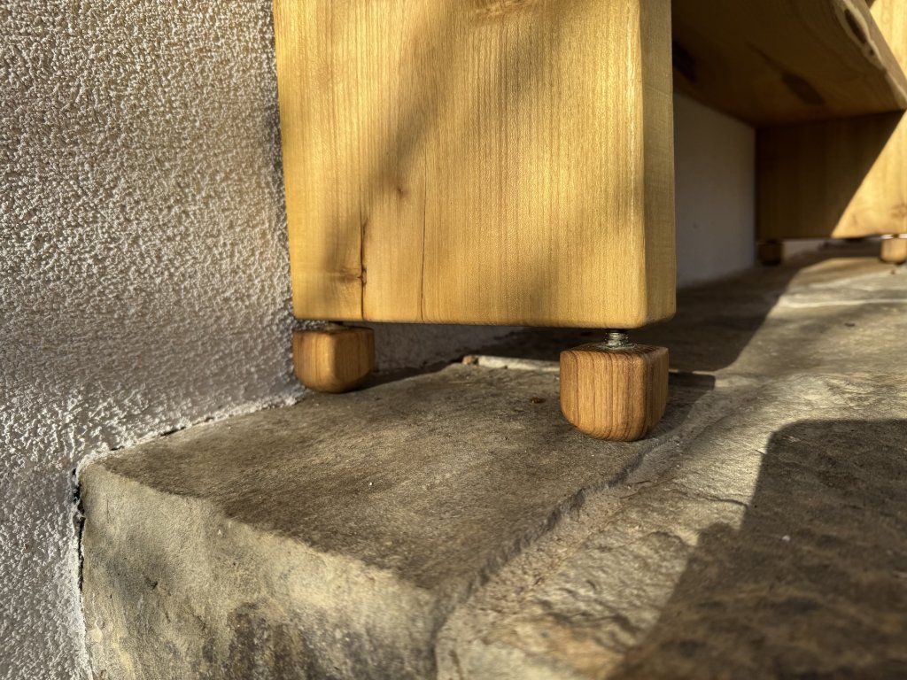 Detail konstrukce akátového botníku