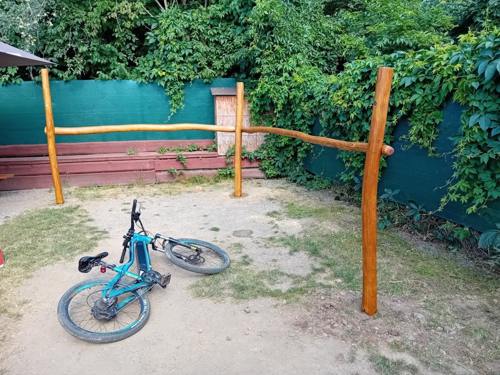 Akátový závěsný stojan na kola