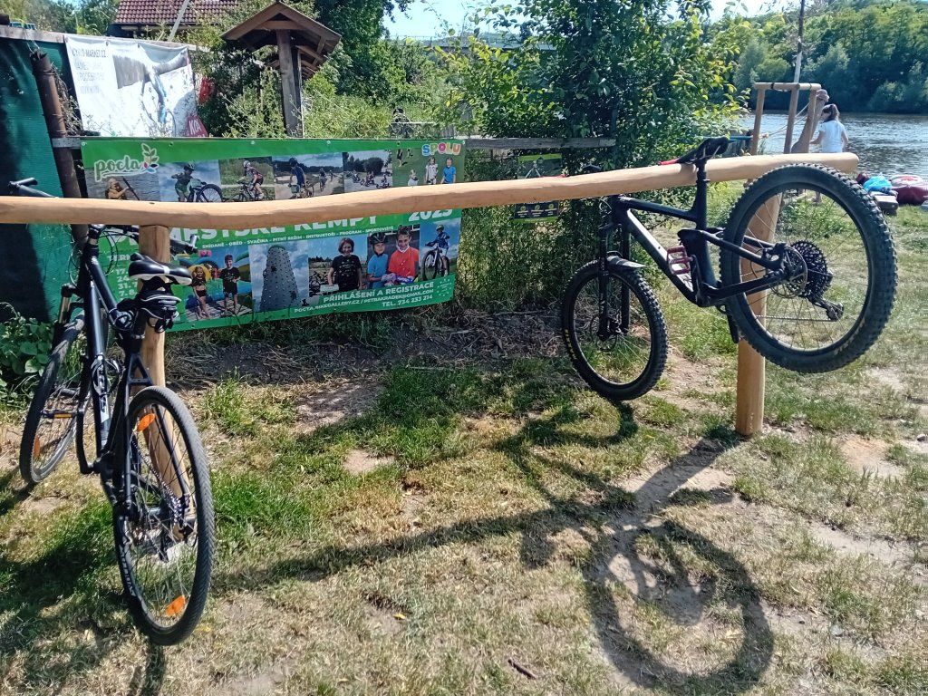 Akátový stojan na kola použití