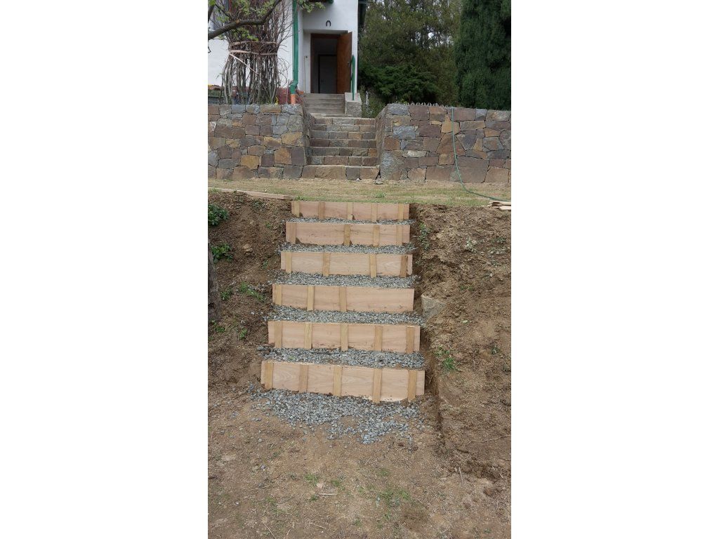 Detail akátových schodů konstrukce