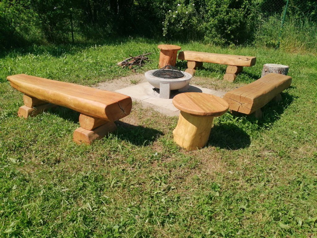 Detail špalkového stolu akát