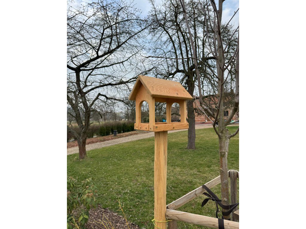 Akátové krmítko pro ptáky zahrada