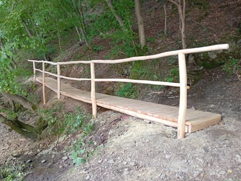Detail akátového zábradlí z kůlů
