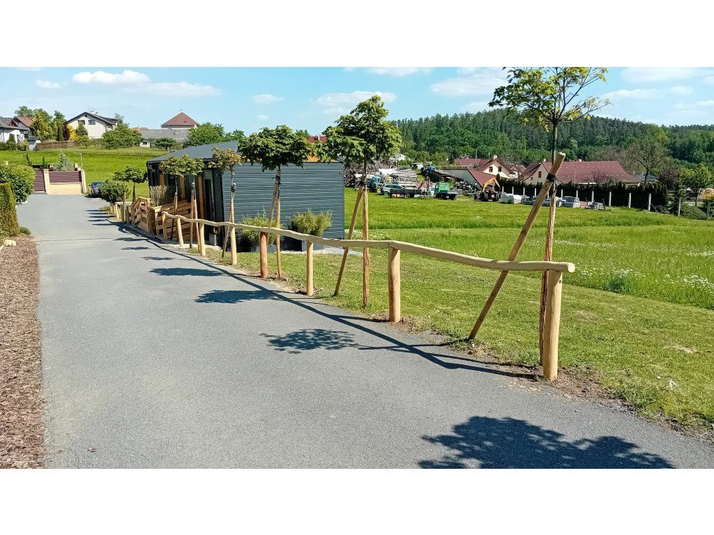 Akátové zábradlí použití v zahradě