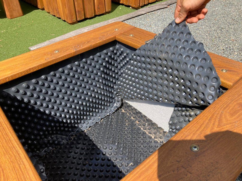 Akátový květináč zahradní ručně vyrobený