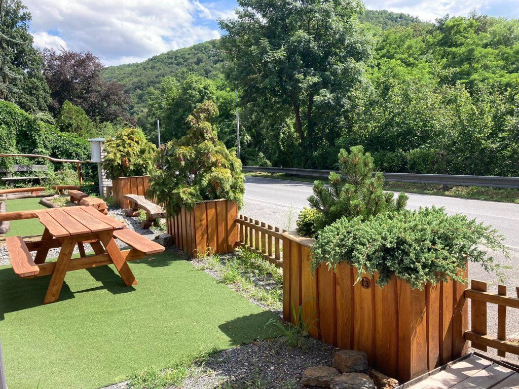 Detail akátového květináče konstrukce