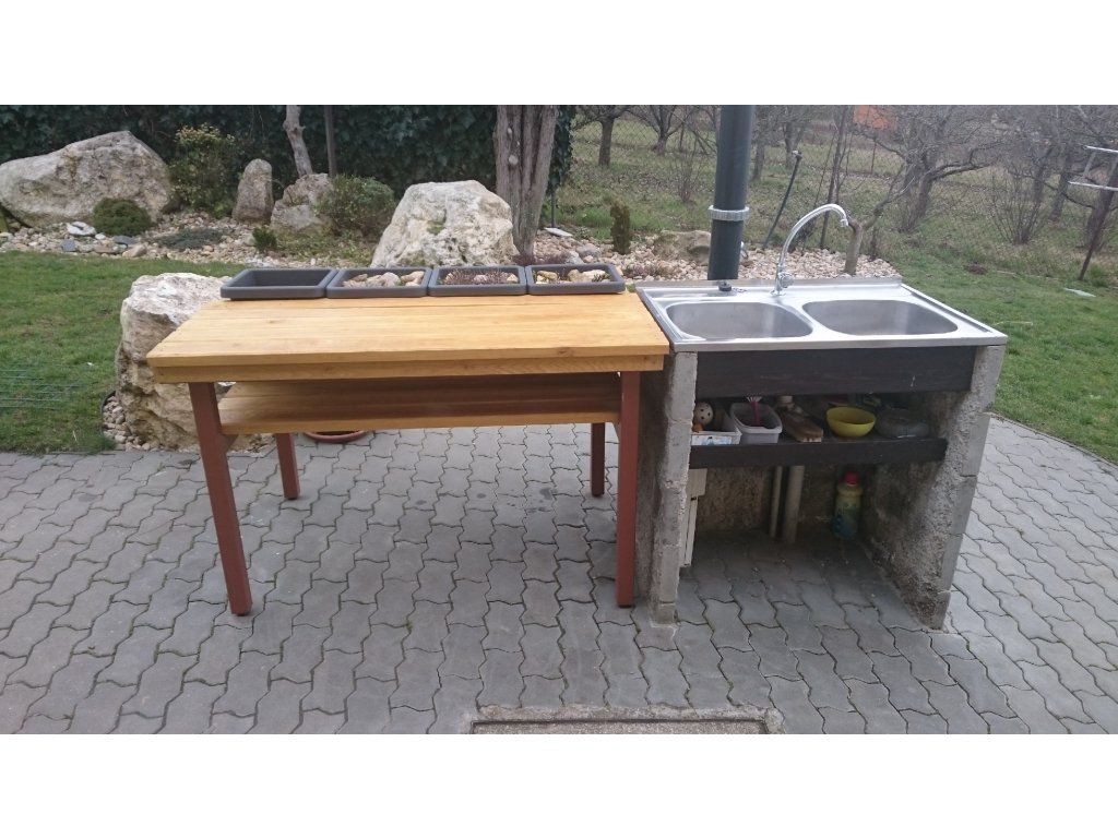 Akátový stolek s bylinkovou zahrádkou