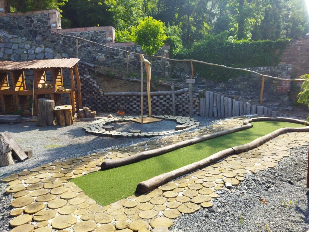 Detail akátové špalíkové dlažby