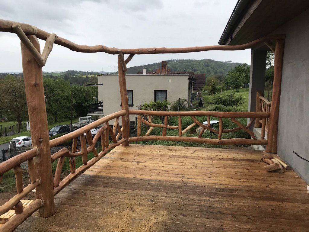 Akátové divoké zábradlí přírodní tvar