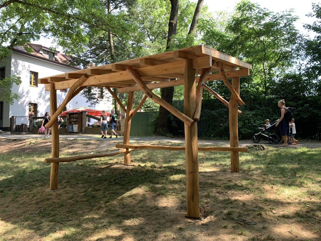 Akátová pergola se šikmou střechou