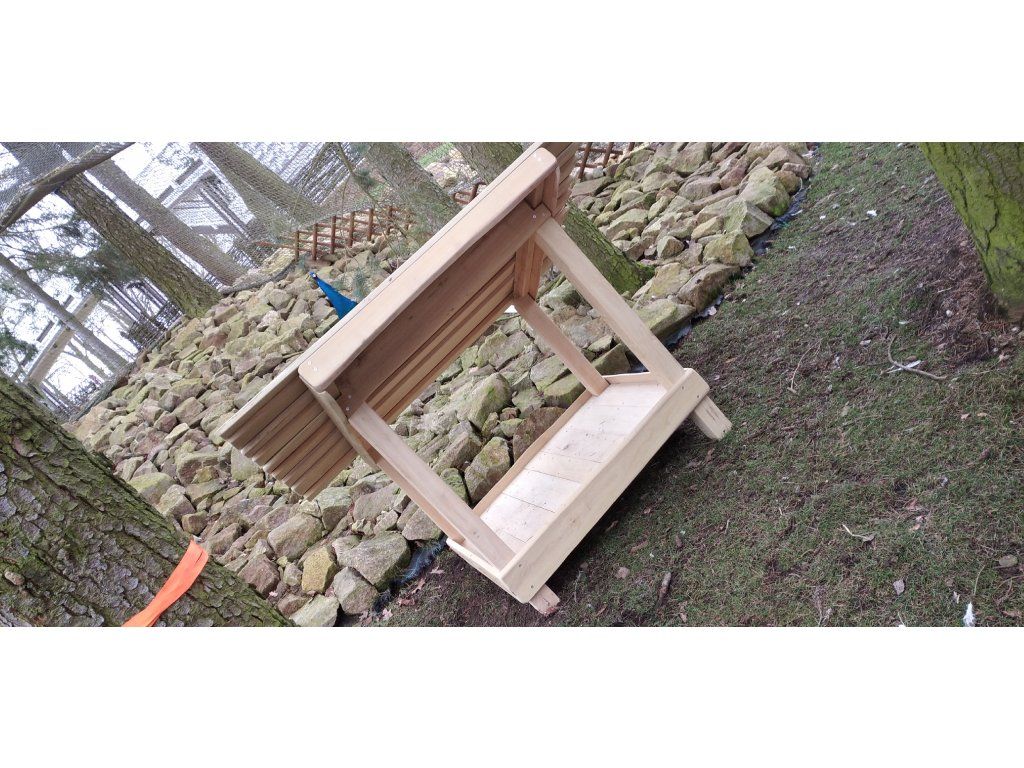 Akátové krmítko pro slepice