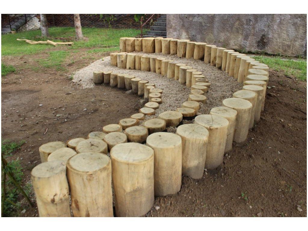 Akátová palisáda kůly