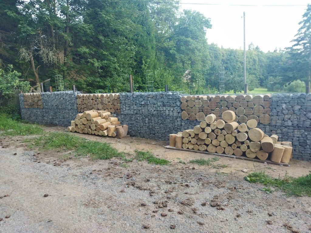 Detail akátové výplně gabionu