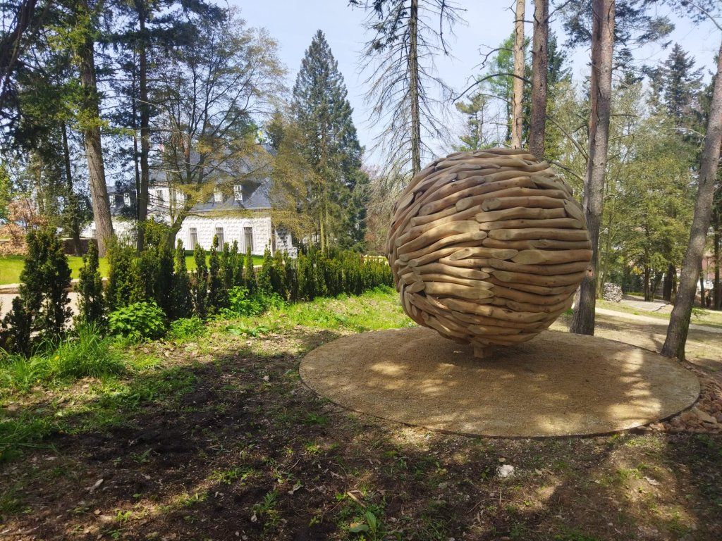 Detail struktury dřevěné koule