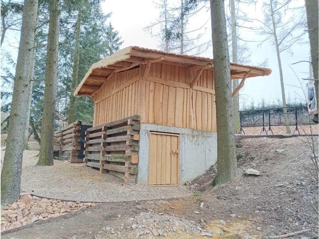 Konstrukce akátového zahradního domku