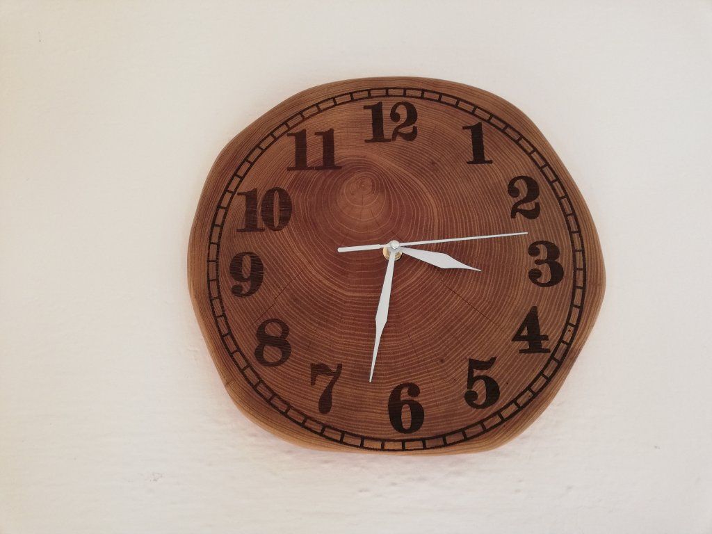 Akátové nástěnné hodiny masiv