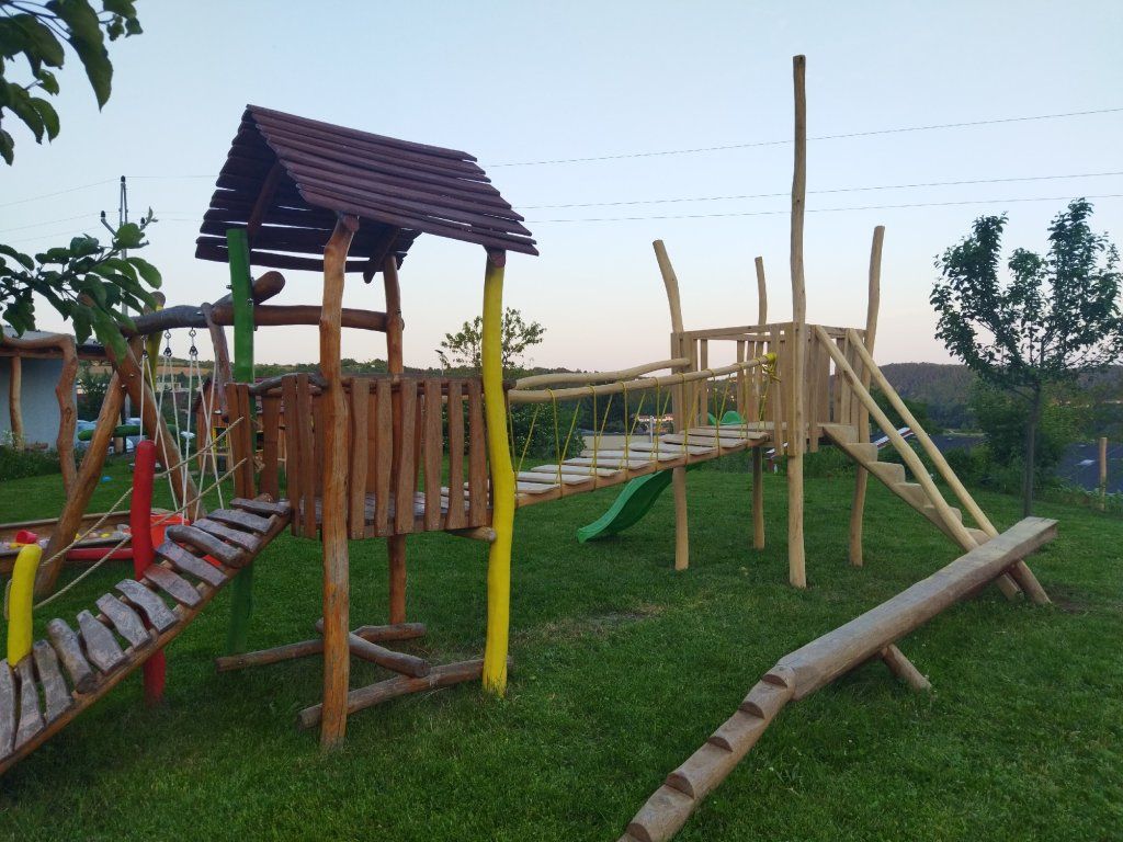 Konstrukce akátového dětského hřiště