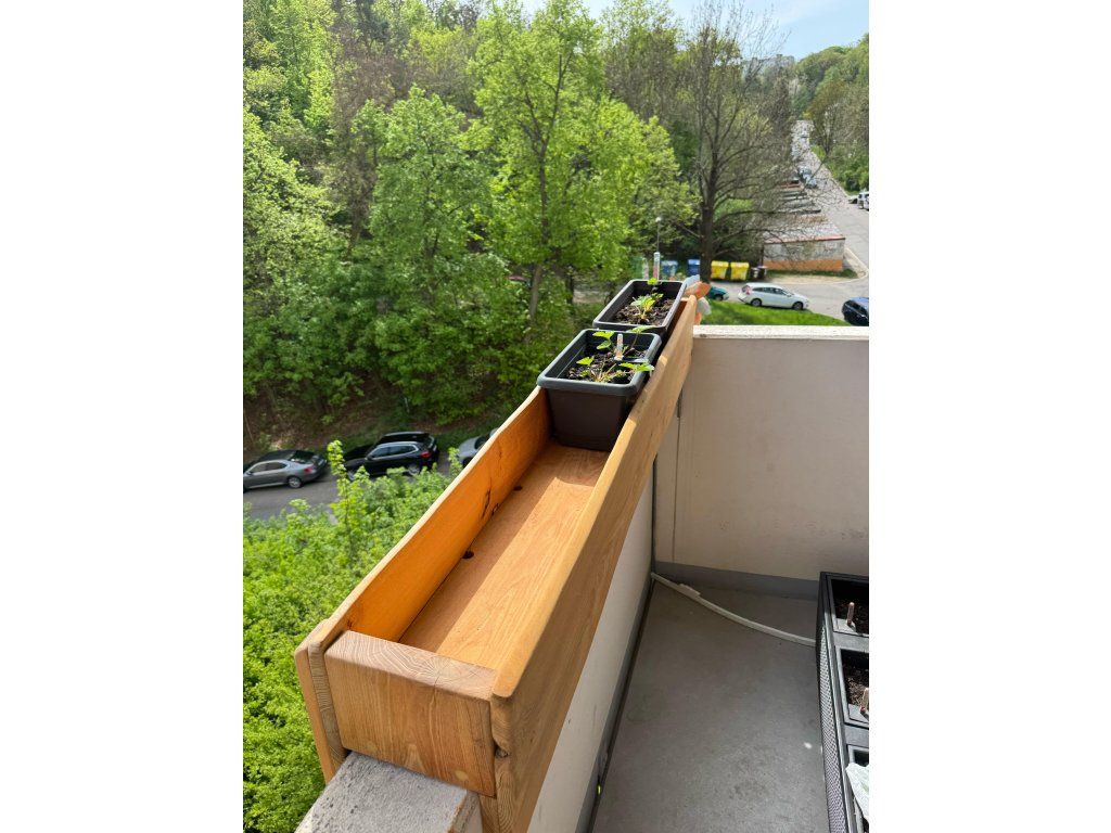 Detail akátového květináče konstrukce