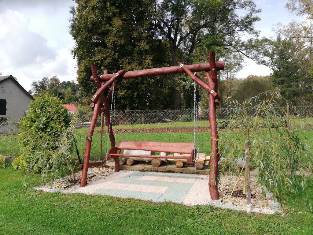 Houpací lavice použití zahrada pergola