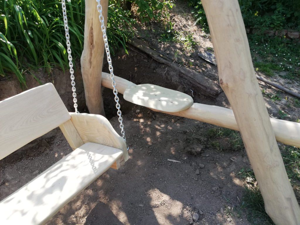 Detail konstrukce houpací lavice akát