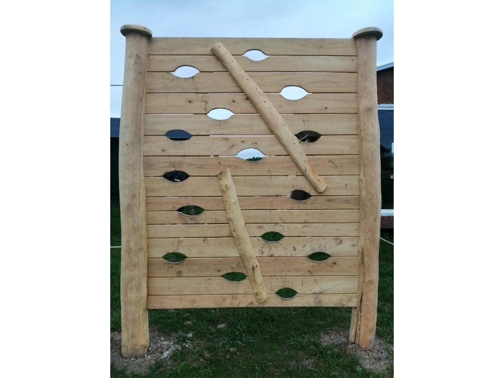 Detail konstrukce lezecké stěny akát