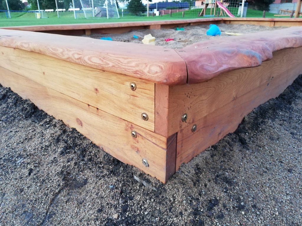 Detail konstrukce parkového pískoviště akát