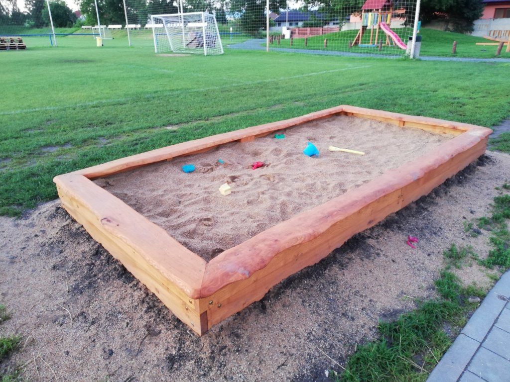 Akátové parkové pískoviště masiv