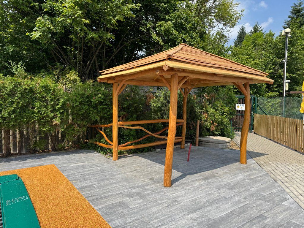 Akátový altán se stanovou střechou