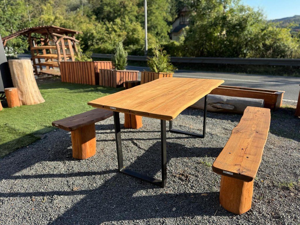 Akátový terasový stůl dřevo kov