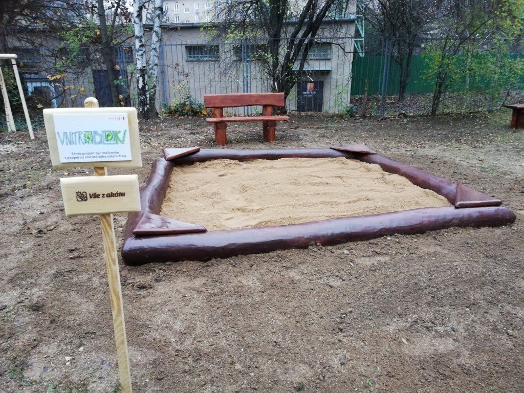 Akátové srubové pískoviště masiv