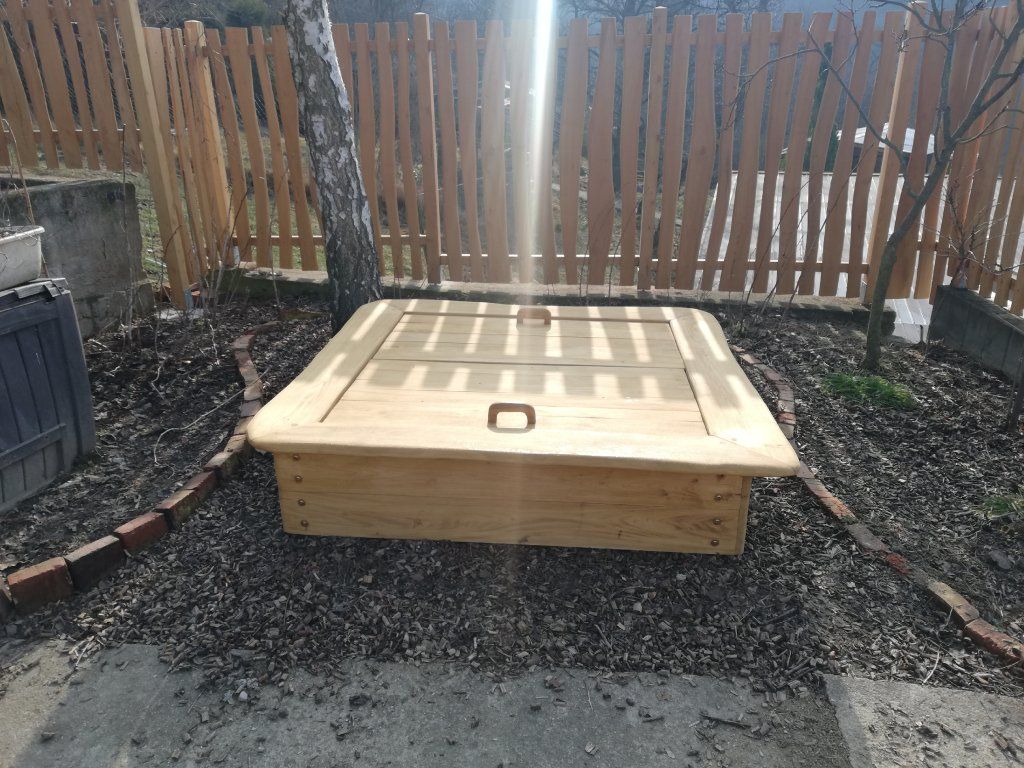 Detail konstrukce zahradního pískoviště akát