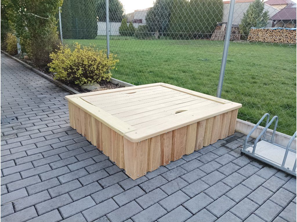 Akátové zahradní pískoviště masiv