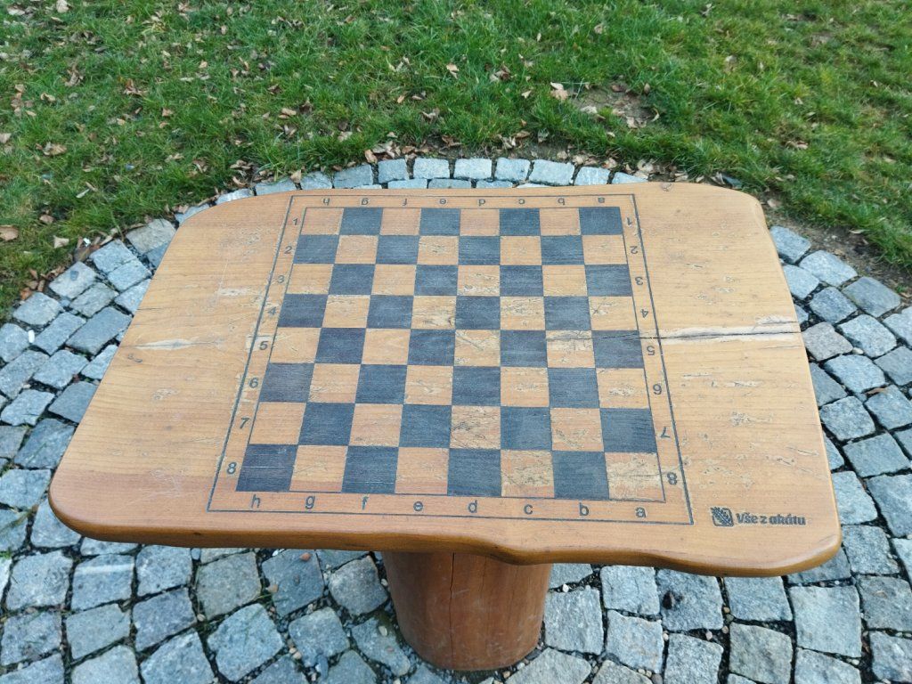 Detail akátového šachového stolu