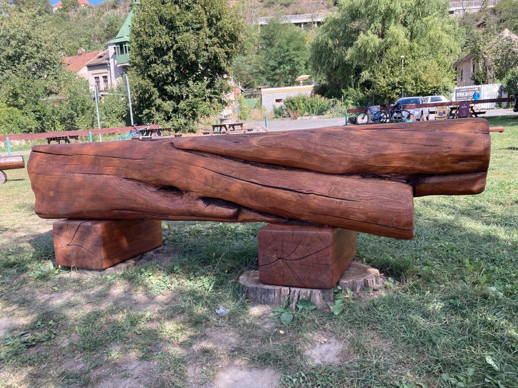 Detail trámové konstrukce akátové lavice