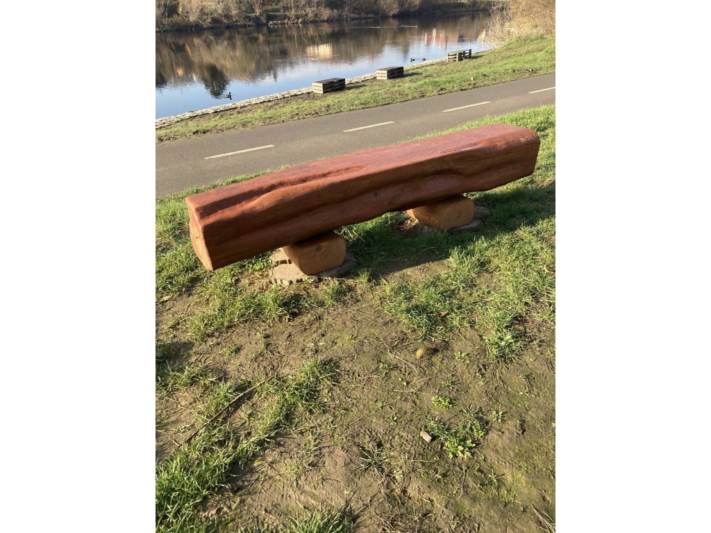 Detail kmenové lavice akát