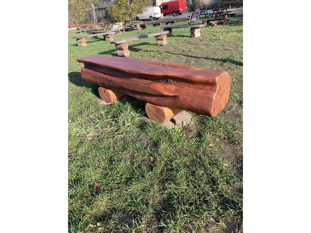 Akátová kmenová lavice použití zahrada