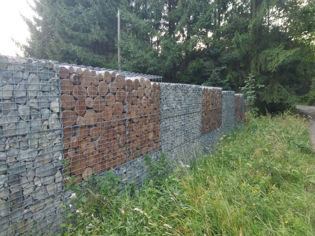 Akátová výplň gabionu dřevo