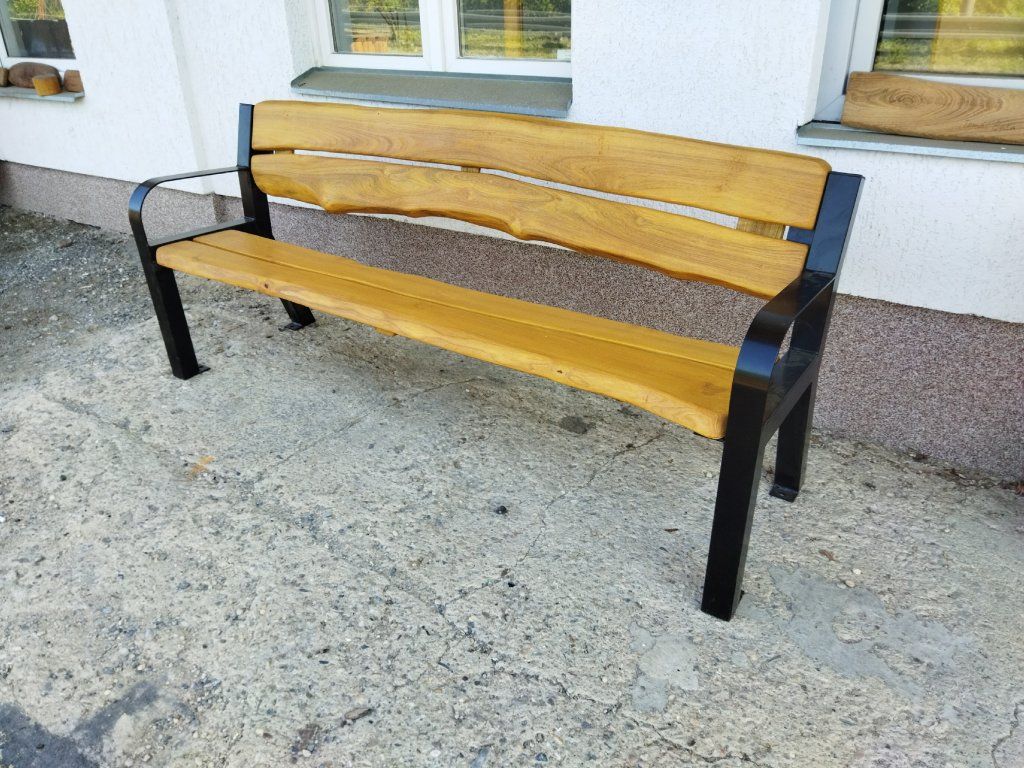 Detail konstrukce lavice ocel a akát