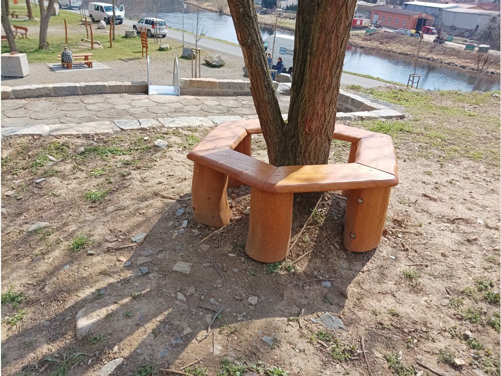 Akátová lavice kolem stromu masiv