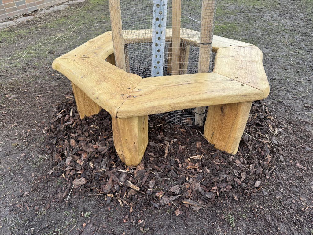 Detail konstrukce lavice kolem stromu