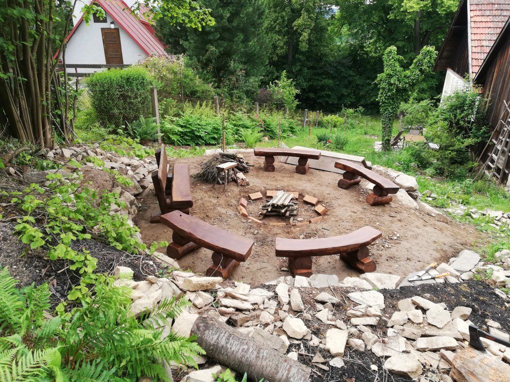 Akátová lavice půlkulán použití ohniště