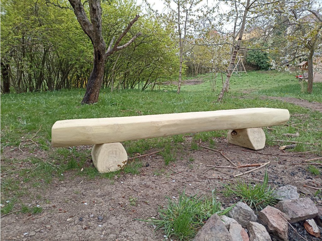 Detail půlkulánové konstrukce lavice