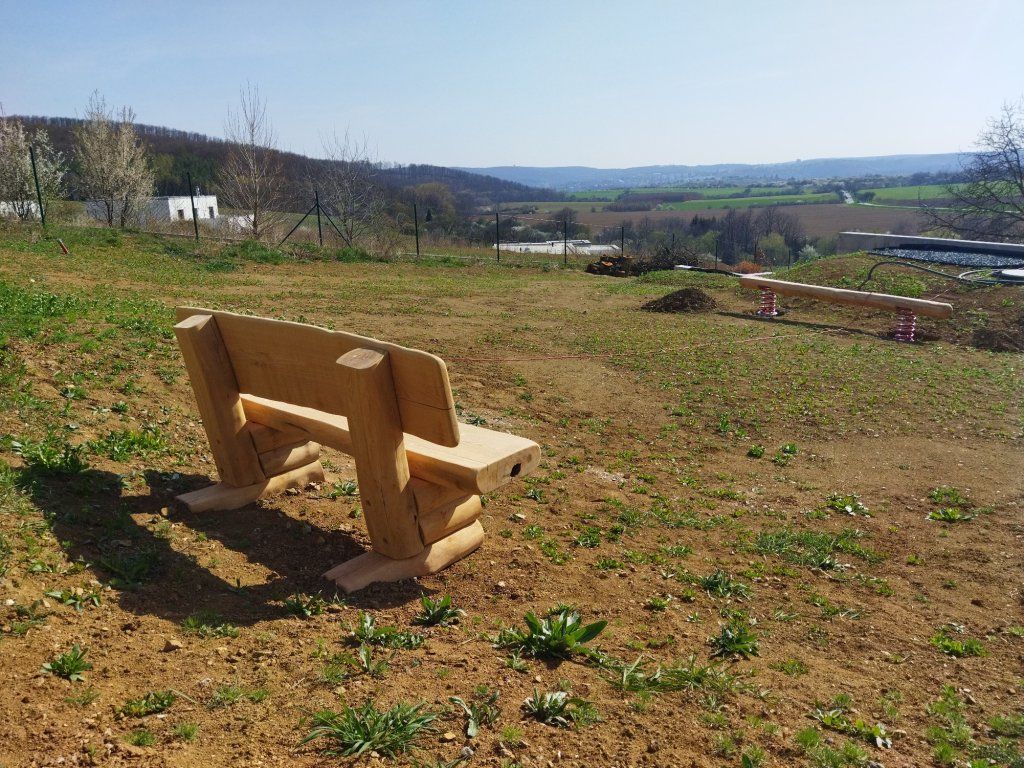 Detail konstrukce srubové lavice akát