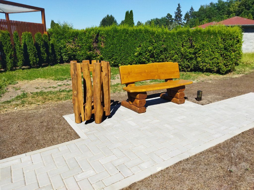 Akátová lavice kolem ohniště použití