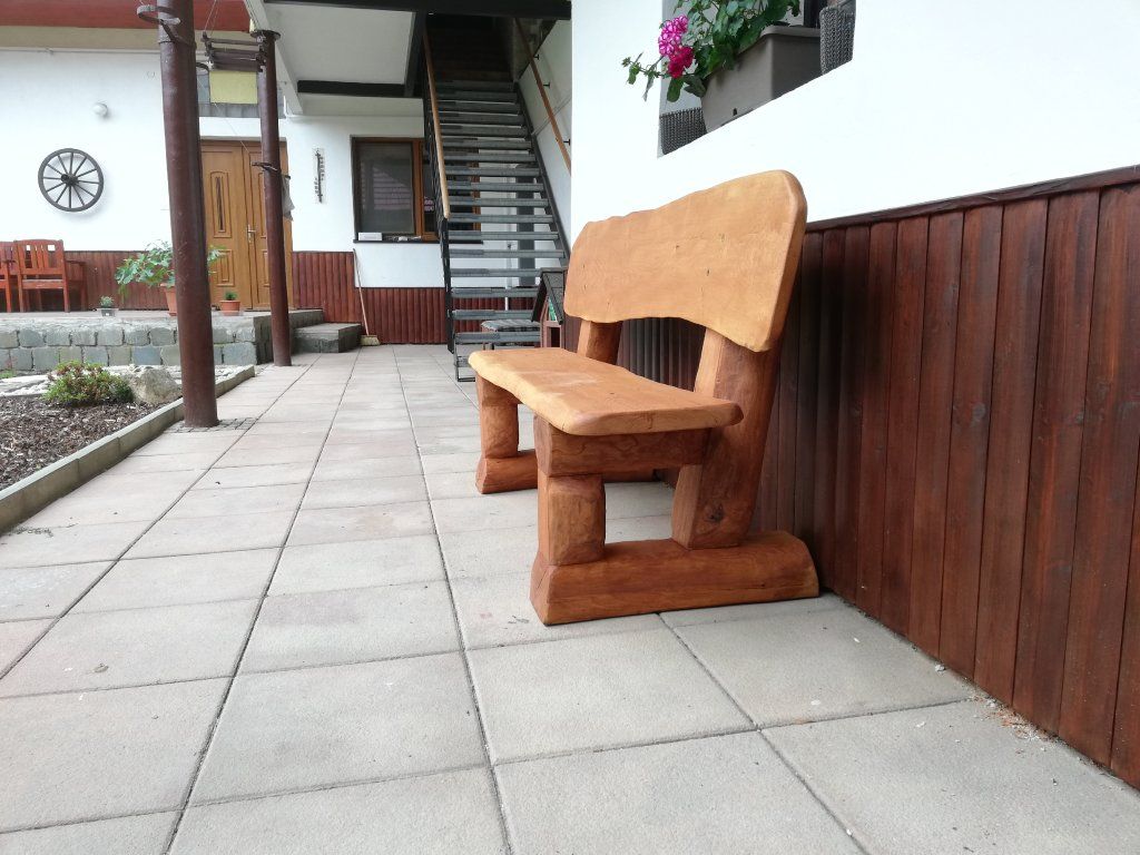 Akátová lavice zahrada použití