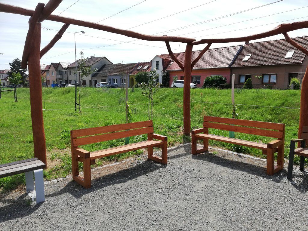 Detail konstrukce parkové lavice akát